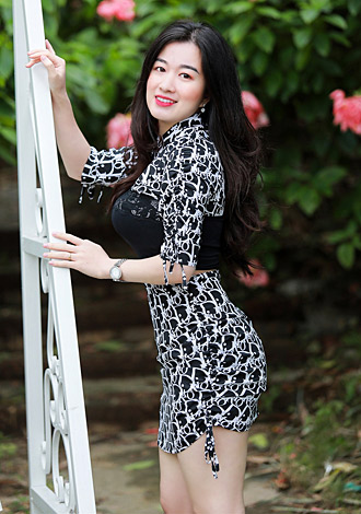 Gorgeous profiles pictures: beautiful Asian member Thi Le Phuong